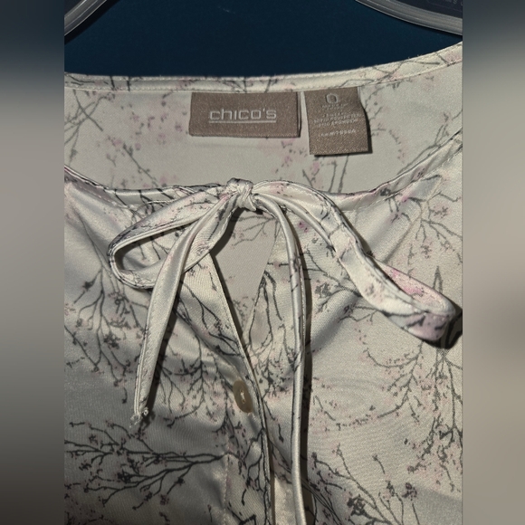 Women's Chicos Size 0, Button Down Floral Blouse, Smooth like Satin! EUC - Picture 4 of 7